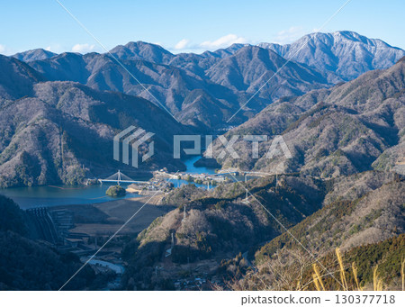 冬季從大野山頂眺望丹澤湖、千代澤公園和白雪皚皚的丹澤山脈 冬季從大野山頂眺望丹澤湖、千代澤公園和白雪皚皚的丹澤山脈 130377718