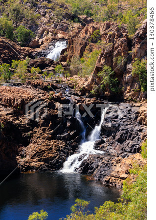 美麗的伊迪絲瀑布，尼特米盧克，北領地，澳大利亞（垂直構圖） 130378466