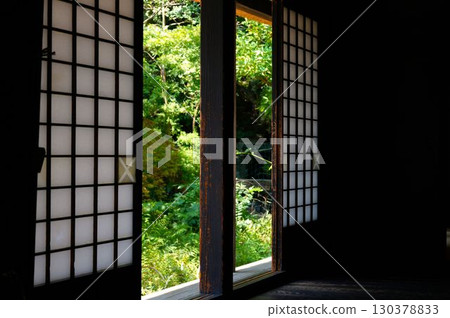 障子門和花園風景 130378833