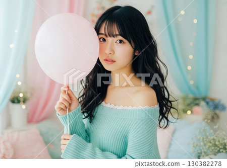 夢幻可愛的年輕女子手持粉紅色氣球的肖像（AI 生成素材） 130382278