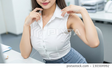 辦公室裡一位女商人正在調整襯衫領子的上半身 130384992