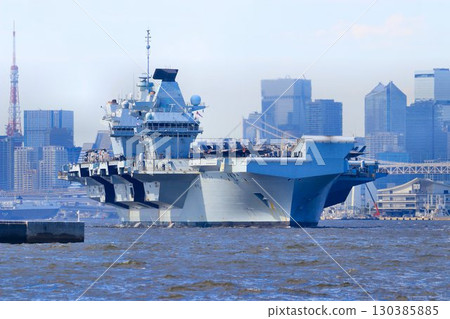 To maintain peace in the Indo-Pacific region... Royal Navy aircraft carrier "Prince of Wales" departs Tokyo Port 130385885