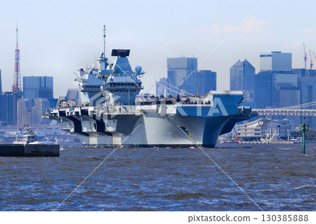 To maintain peace in the Indo-Pacific region... Royal Navy aircraft carrier "Prince of Wales" departs Tokyo Port 130385888
