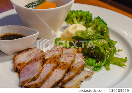 餐盤：炒豬肉和蔬菜配菜 130385929