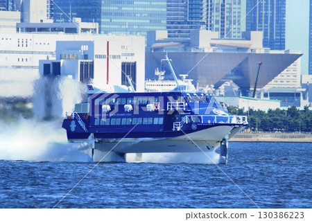 一趟令人興奮的跨海之旅…一艘噴射水翼船駛過東京港 130386223