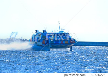 一趟令人興奮的跨海之旅…一艘噴射水翼船駛過東京港 130386225