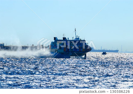 一趟令人興奮的跨海之旅…一艘噴射水翼船駛過東京港 一趟令人興奮的跨海之旅…一艘噴射水翼船駛過東京港 130386226