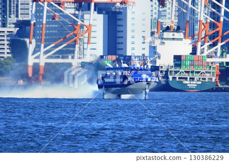 一趟令人興奮的跨海之旅…一艘噴射水翼船駛過東京港 130386229