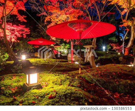 Wagasa Garden decorated with lanterns and autumn leaves 130386553