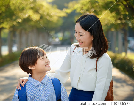 微笑的母親和女兒在公園玩耍 微笑的母親和女兒在公園玩耍 130386574