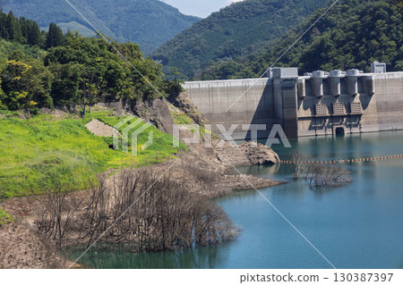 The water level of the Yamba Dam has dropped The water level of the Yamba Dam has dropped 130387397