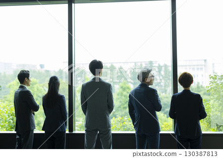 商人和女商人談話在休息室 商人和女商人談話在休息室 130387813