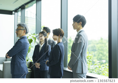 商人和女商人談話在休息室 商人和女商人談話在休息室 130387823