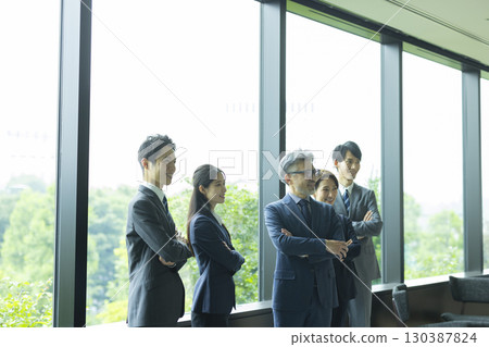 商人和女商人談話在休息室 商人和女商人談話在休息室 130387824