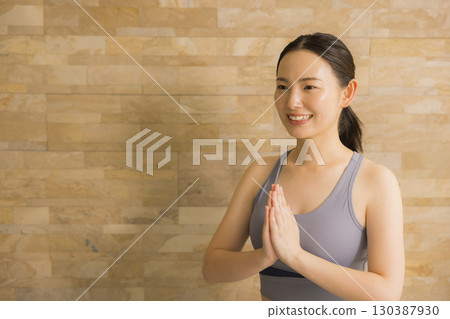 一個打瑜伽的女人 一個打瑜伽的女人 130387930