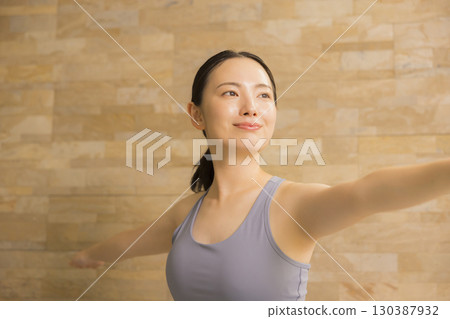 一個打瑜伽的女人 130387932