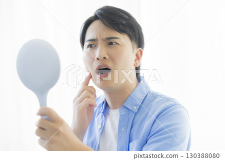 看在手鏡的人 130388080