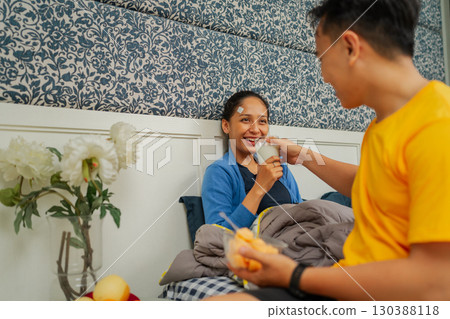 Joyful Moments Enjoying Delicious Ice Cream Together with Friends at Home 130388118