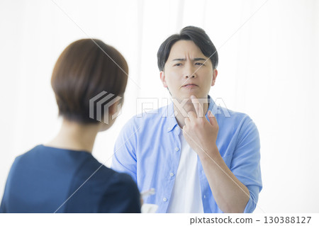 接受諮詢的男性 130388127