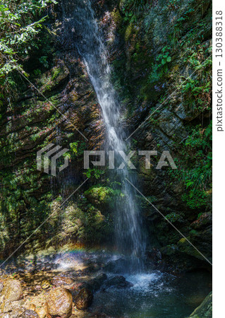 有彩虹和瀑布的風景 130388318