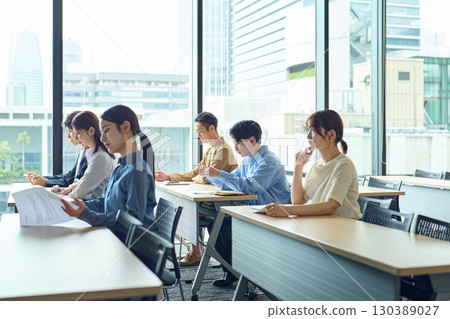 參加筆試的人 參加筆試的人 130389027