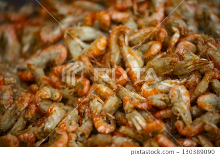 傳統美食：金黃色的油爆蝦 130389090