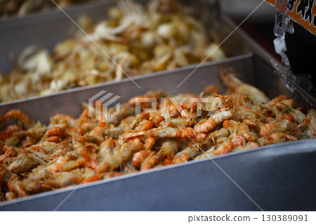 傳統美食：金黃色的油爆蝦 130389091