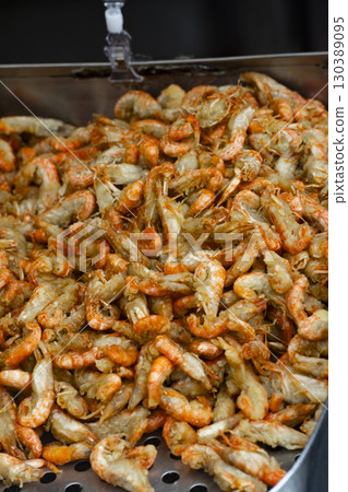 傳統美食：金黃色的油爆蝦 130389095