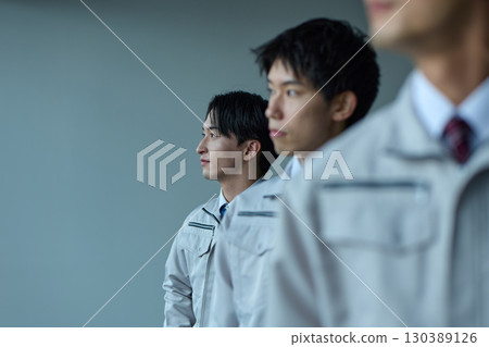建築業的男性 建築業的男性 130389126