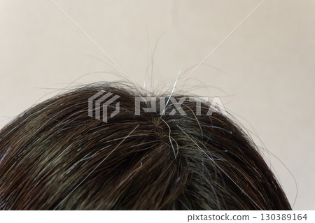 中年婦女頭頂的灰髮和散落頭髮的特寫圖像 130389164