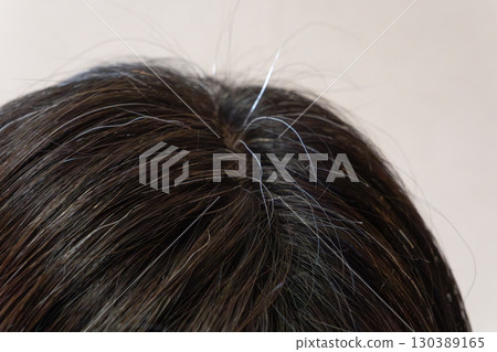 中年婦女頭頂的灰髮和散落頭髮的特寫圖像 130389165