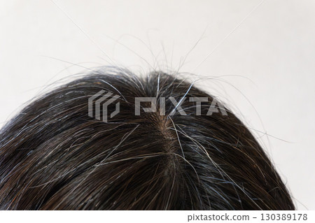 中年婦女頭頂的灰髮和散落頭髮的特寫圖像 130389178