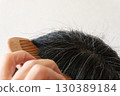 中年婦女頭頂的灰髮和散落頭髮的特寫圖像 130389184
