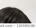 中年婦女頭頂的灰髮和散落頭髮的特寫圖像 130389186
