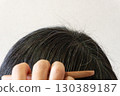 中年婦女頭頂的灰髮和散落頭髮的特寫圖像 130389187