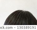 中年婦女頭頂的灰髮和散落頭髮的特寫圖像 130389191