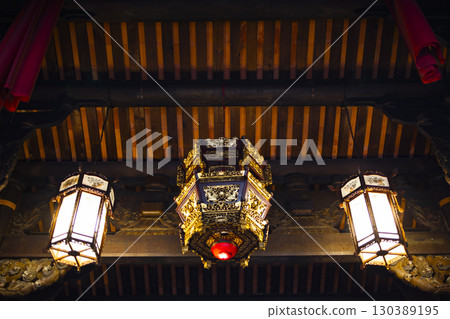 台灣寺廟：圍牆下的傳統燈籠 130389195