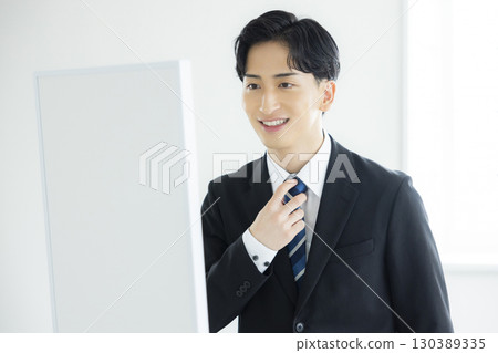穿著西裝的年輕人 穿著西裝的年輕人 130389335
