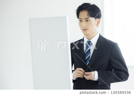 穿著西裝的年輕人 130389336