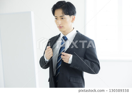 穿著西裝的年輕人 130389338
