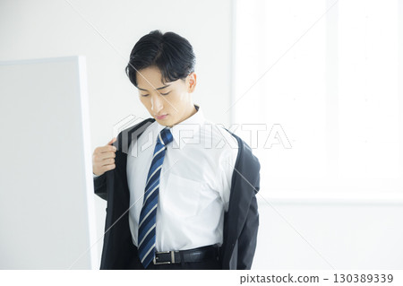 穿著西裝的年輕人 130389339