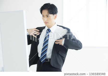 穿著西裝的年輕人 130389340