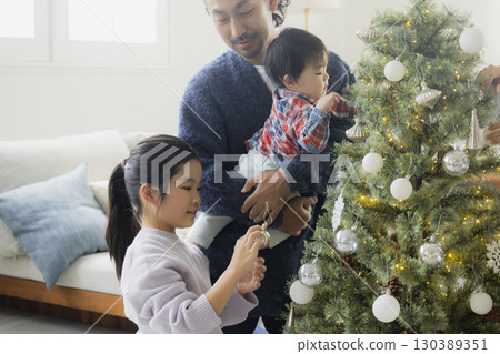 家庭裝飾聖誕樹 130389351