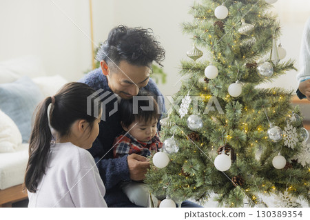 家庭裝飾聖誕樹 家庭裝飾聖誕樹 130389354