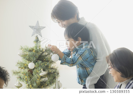 家庭裝飾聖誕樹 130389355