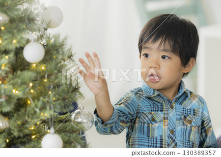 家庭裝飾聖誕樹 家庭裝飾聖誕樹 130389357