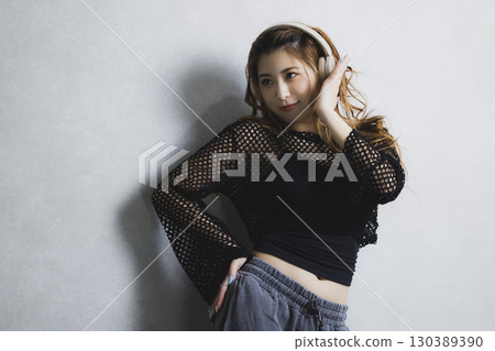 一個女人聽音樂 130389390