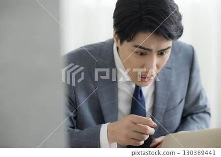 商人抱著他的頭 130389441