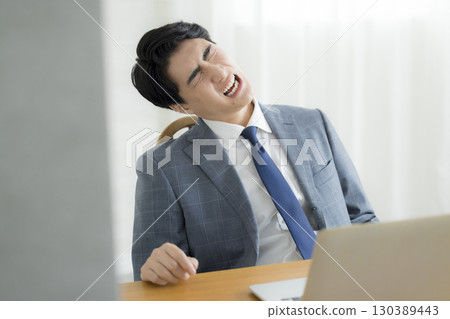 商人抱著他的頭 130389443