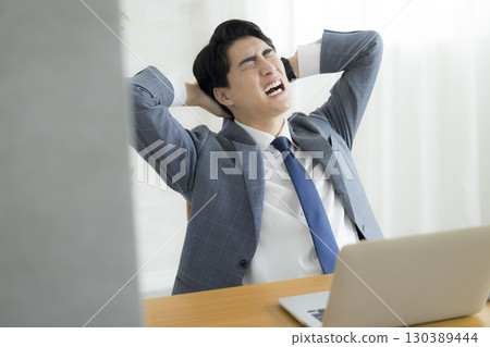 商人抱著他的頭 130389444